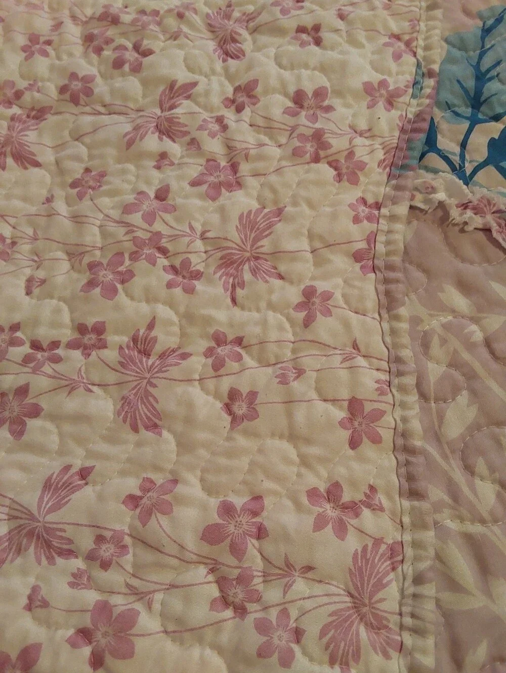 🌺 Vintage Ruffled Floral Patchwork Quilt/Bedspread